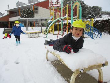 雪の上に寝転ぶ子どもたち